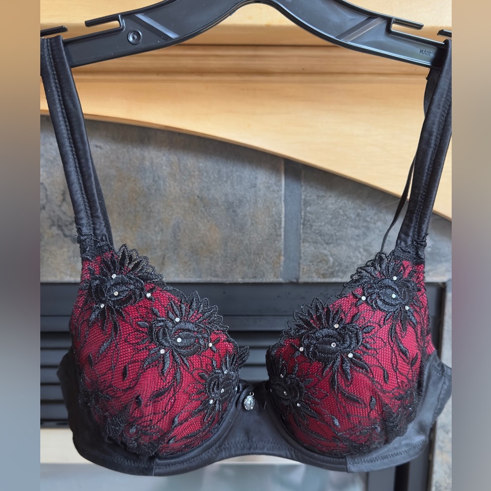 Gorgeous Soma Black Red Lace Bra with Rhinestones Size 36B EUC